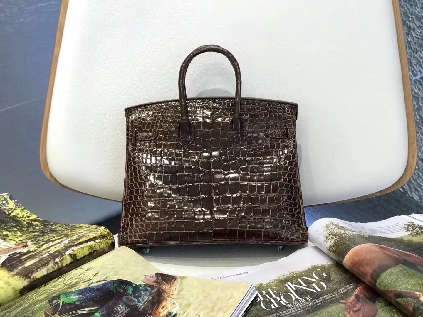 Hermès（爱马仕）Birkin铂金包 深咖啡色 亮面鳄鱼 金扣 25cm