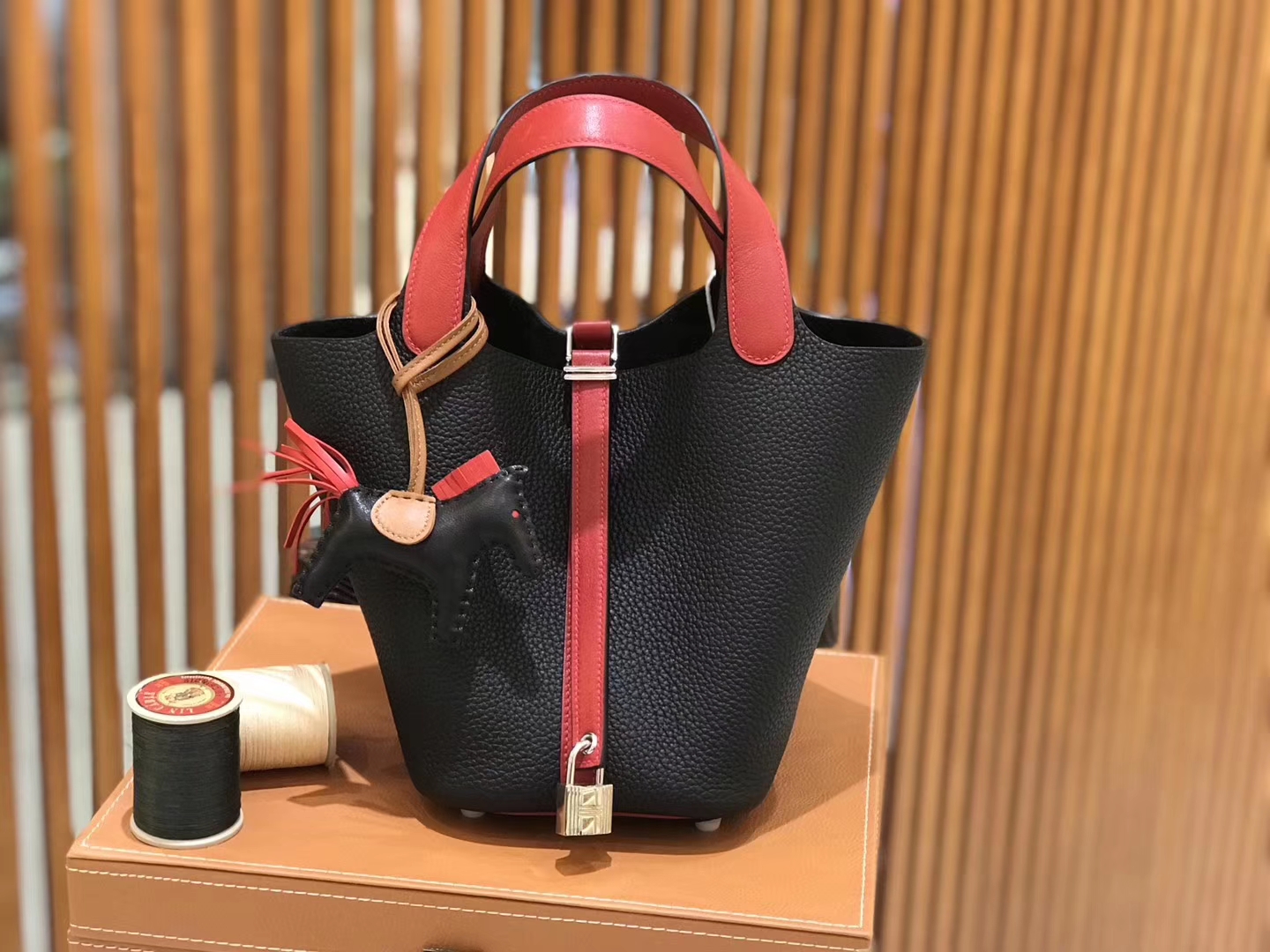 Hermès（爱马仕）新增现货 Picotin 菜篮子 黑拼红 全手工蜡线缝制 金银扣 18cm
