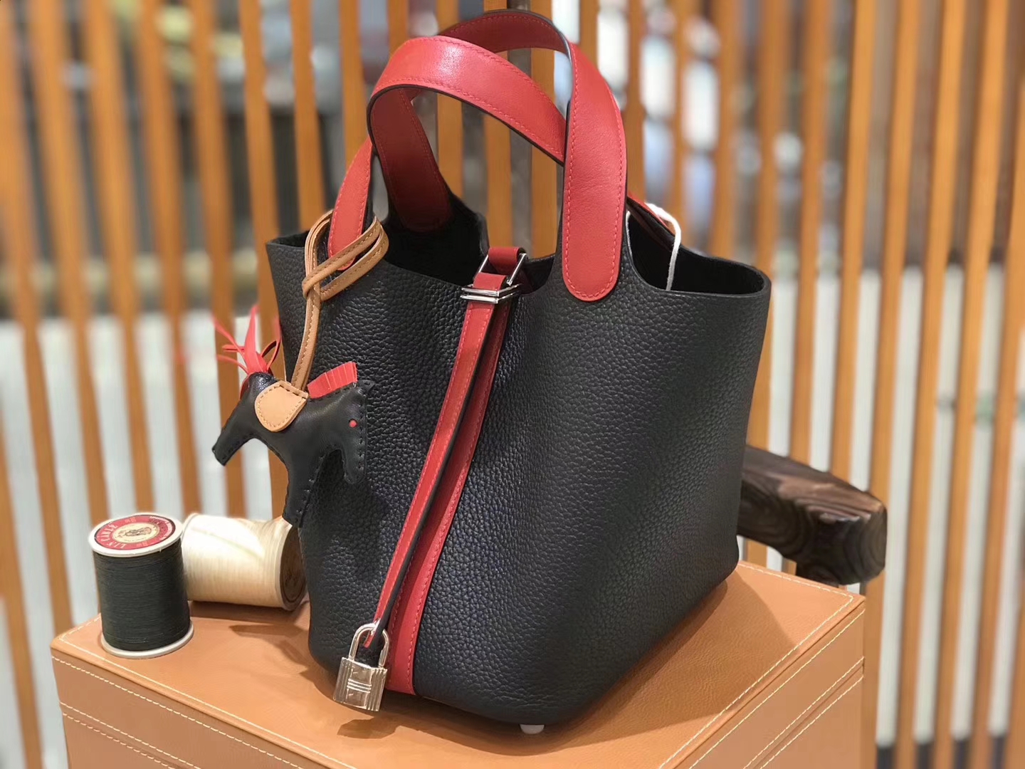 Hermès（爱马仕）新增现货 Picotin 菜篮子 黑拼红 全手工蜡线缝制 金银扣 18cm