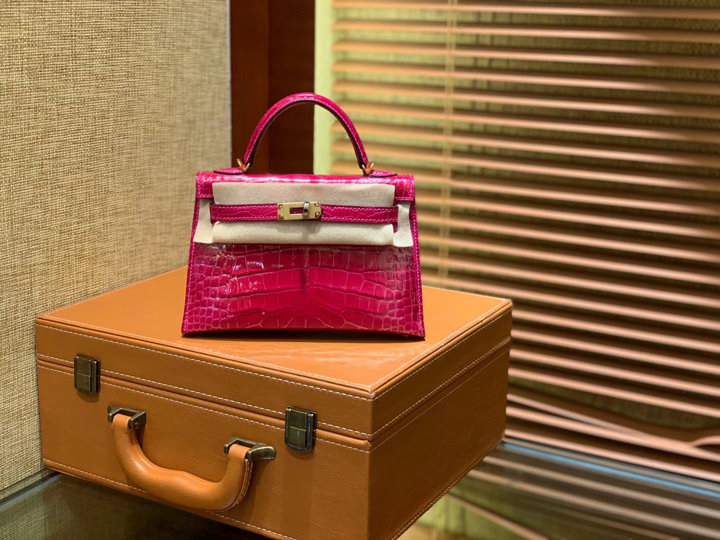 Hermès（爱马仕）Mini Kelly 玫红色 一级美洲鳄鱼皮 全手工缝制 臻品级别 金扣 19cm 2代