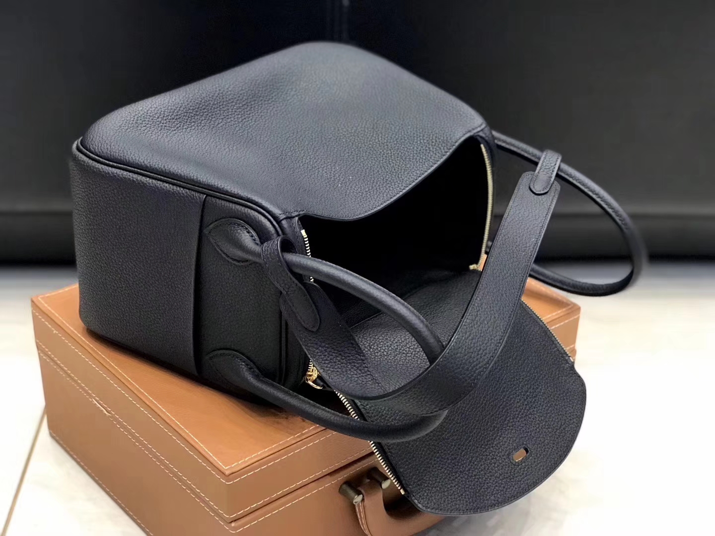 Hermès（爱马仕）Lindy琳迪包 经典黑金 德国进口togo牛皮 蜡线全手工缝制 26cm