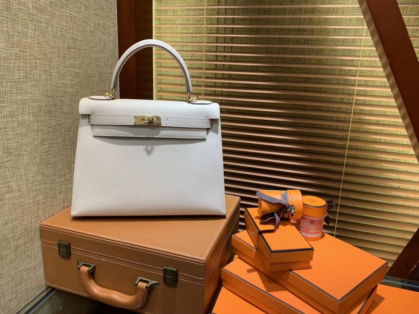Hermès（爱马仕）Kelly 凯莉包 奶昔白 德国进口 Epsom 掌纹牛皮 全手缝蜡线 金扣 28cm