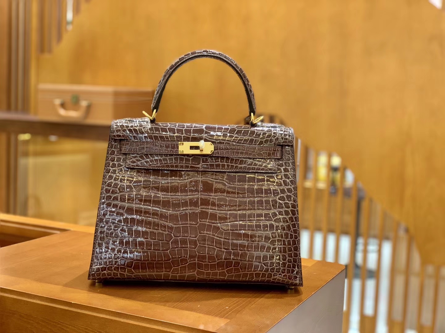 Hermès（爱马仕）Kelly 凯莉包 棕咖色 一级皮 倒V 湾鳄鱼皮 臻品级别 金扣 28cm
