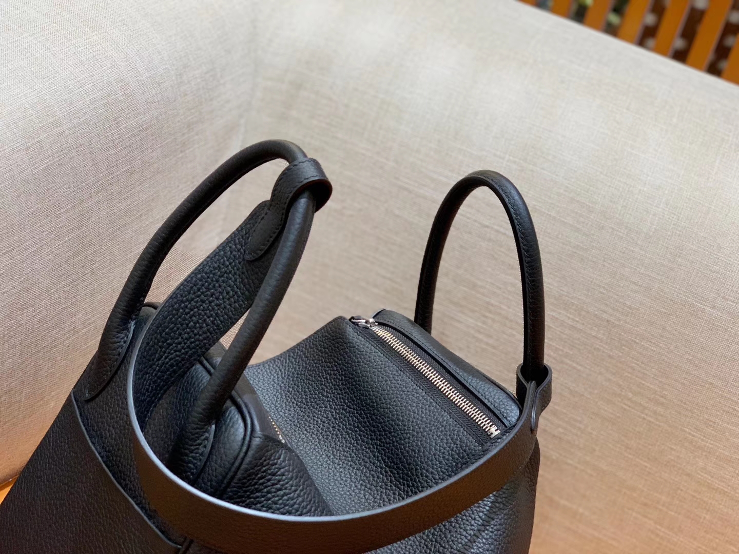 Hermès（爱马仕）Lindy 琳迪包 经典黑 Togo牛皮 进口 原料 蜡线手缝 银扣 30cm