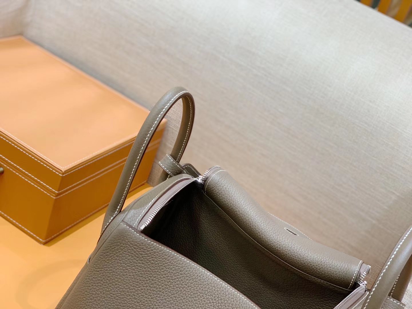 Hermès（爱马仕）Lindy 琳迪包 大象灰 Togo牛皮 进口 原料 蜡线手缝 银扣 30cm