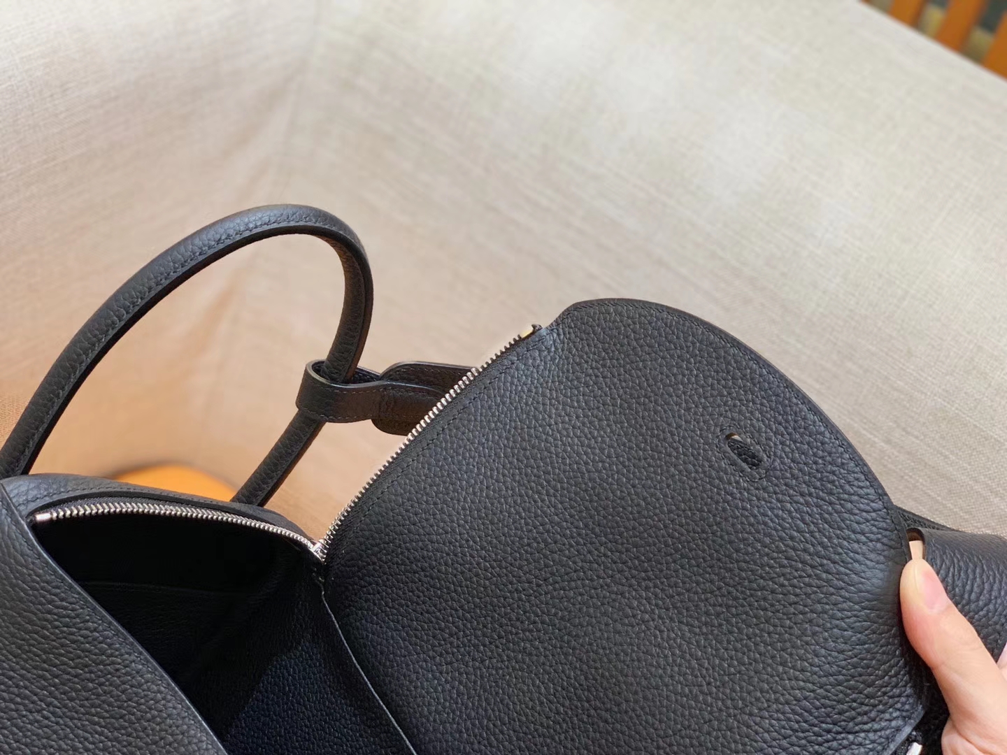 Hermès（爱马仕）Lindy 琳迪包 经典黑 Togo牛皮 进口 原料 蜡线手缝 银扣 30cm