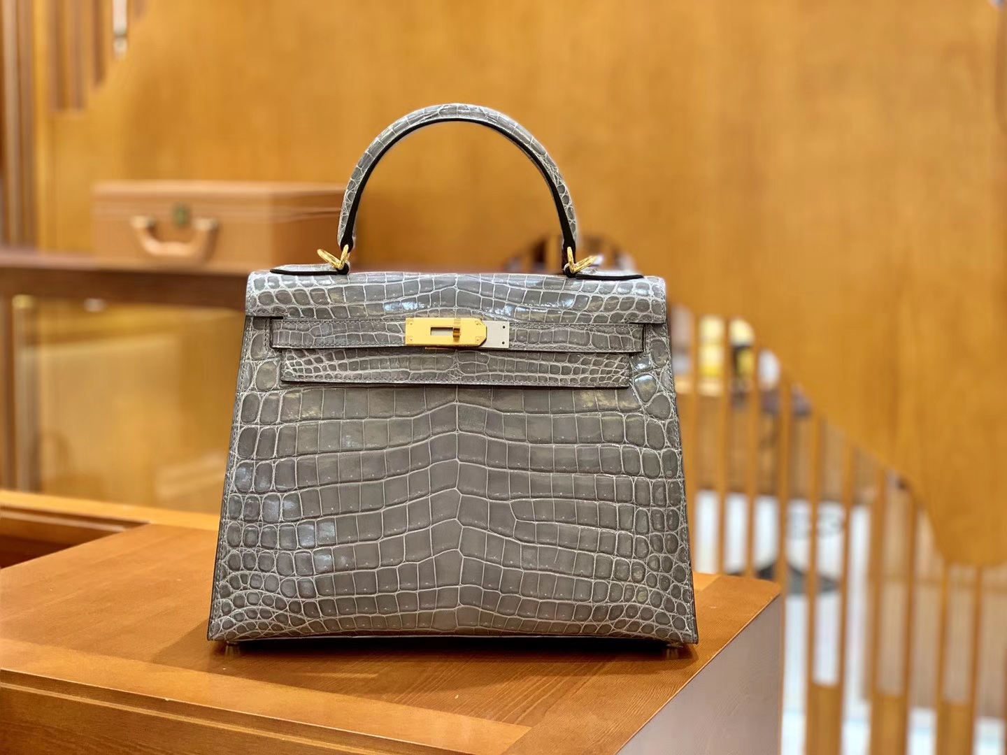 Hermès（爱马仕）Kelly 斑鸠灰 一级皮 尼罗鳄鱼皮 臻品级别 顶级手缝工艺 金扣 28cm