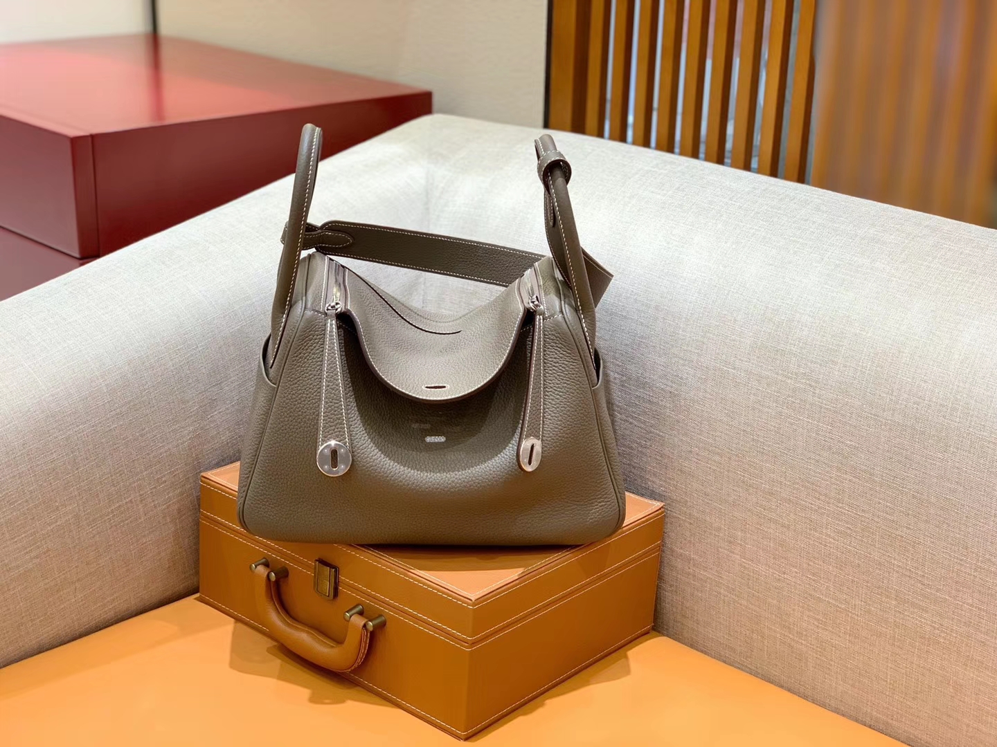 Hermès（爱马仕）Lindy 琳迪包 大象灰 Togo牛皮 进口 原料 蜡线手缝 银扣 30cm
