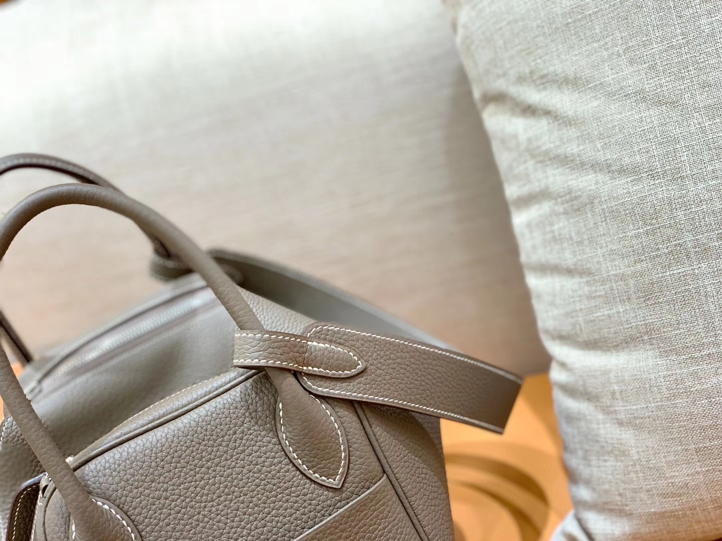 Hermès（爱马仕）Lindy 琳迪包 大象灰 Togo牛皮 进口 原料 蜡线手缝 银扣 30cm