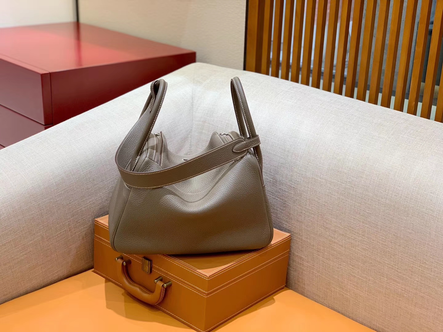 Hermès（爱马仕）Lindy 琳迪包 大象灰 Togo牛皮 进口 原料 蜡线手缝 银扣 30cm