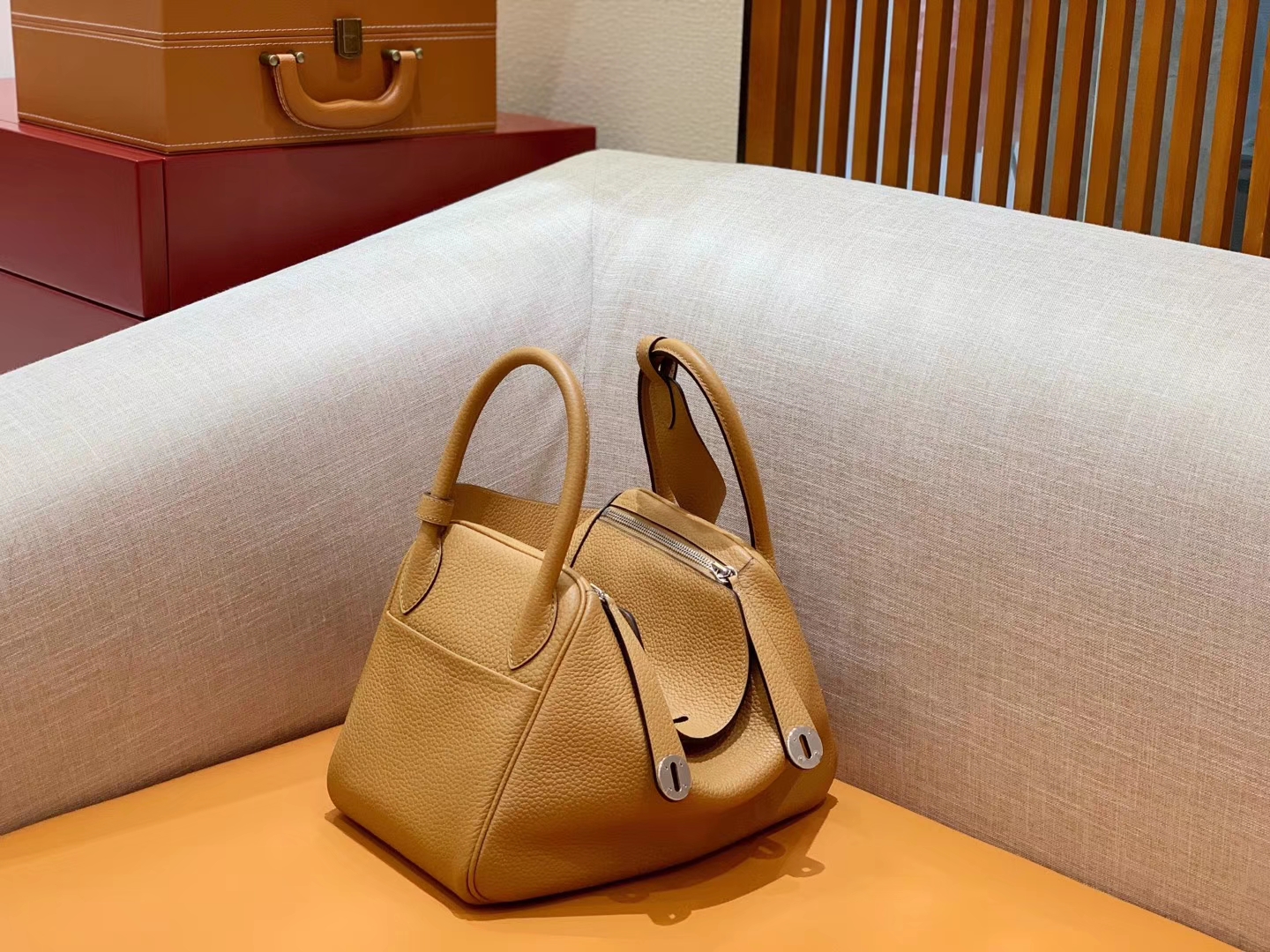 Hermès（爱马仕）Lindy 琳迪包 土黄色 Togo牛皮 进口 原料 蜡线手缝 银扣 30cm