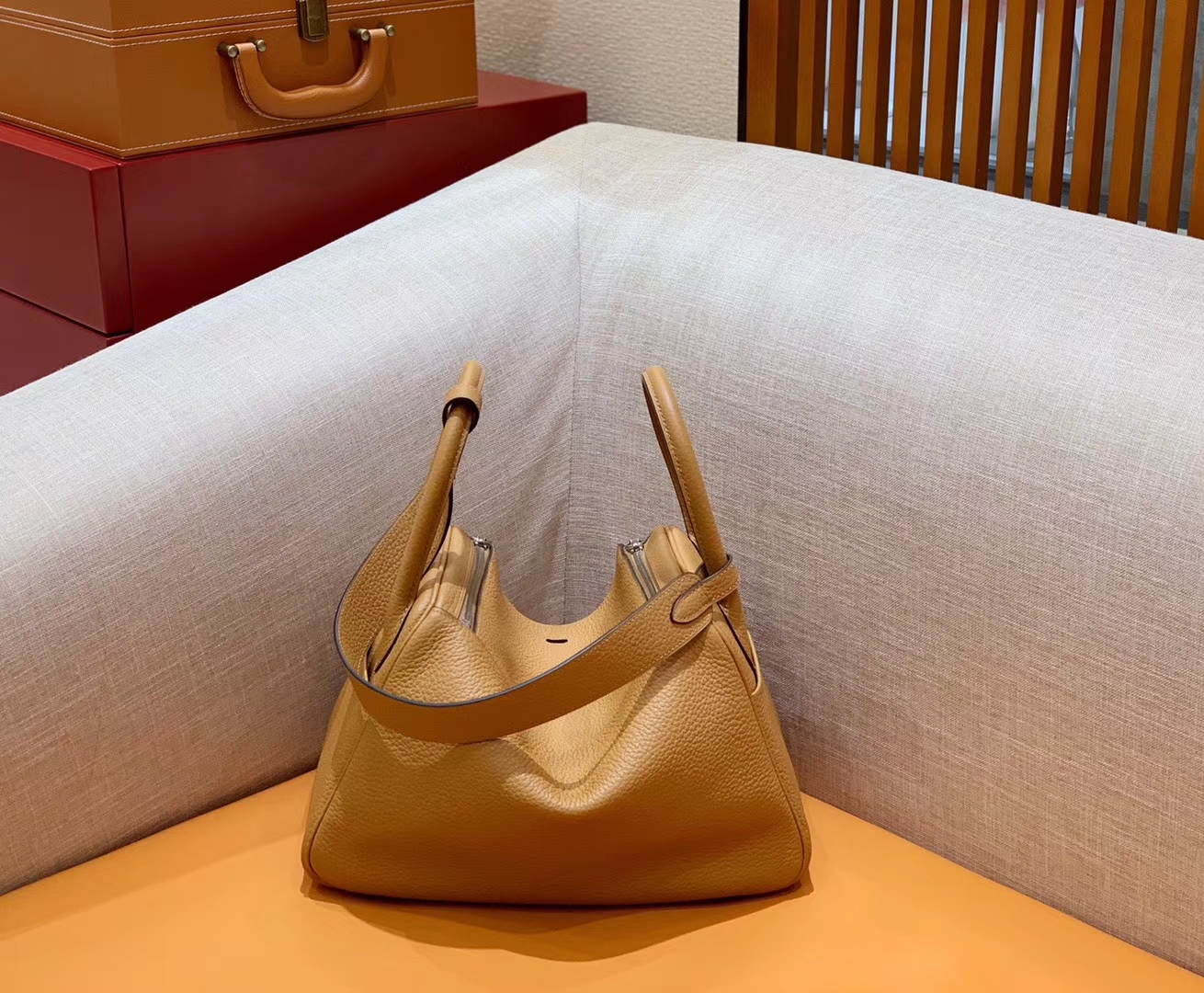 Hermès（爱马仕）Lindy 琳迪包 土黄色 Togo牛皮 进口 原料 蜡线手缝 银扣 30cm