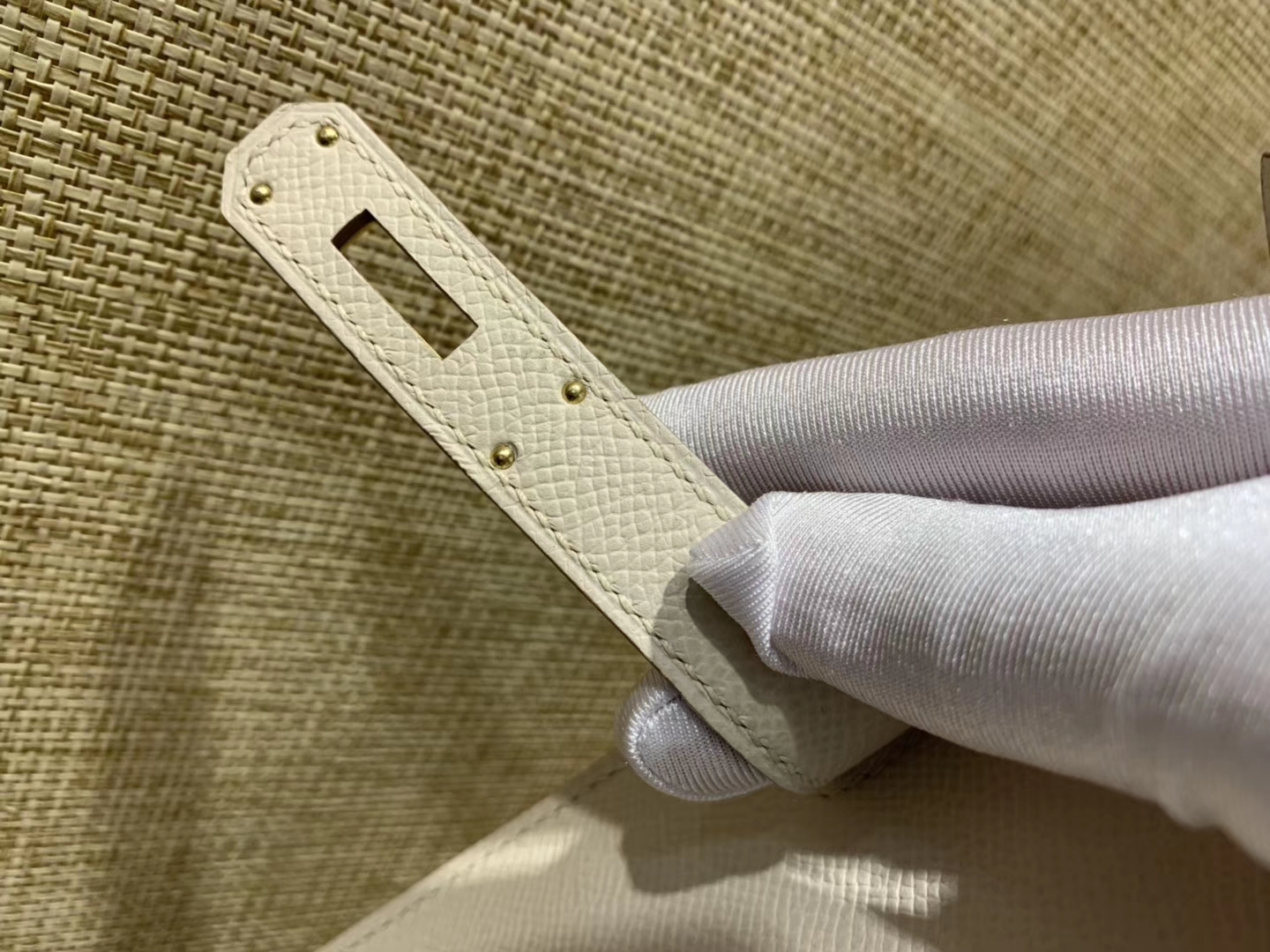 Hermès（爱马仕）Kelly 凯莉包 奶昔白 德国进口 Epsom 掌纹牛皮 全手缝蜡线 金扣 28cm