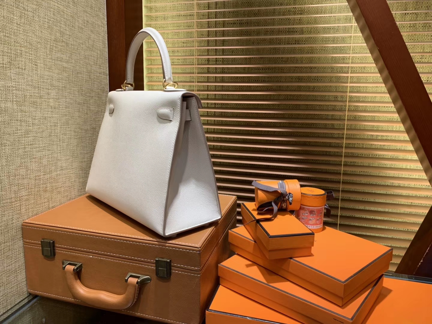 Hermès（爱马仕）Kelly 凯莉包 奶昔白 德国进口 Epsom 掌纹牛皮 全手缝蜡线 金扣 28cm