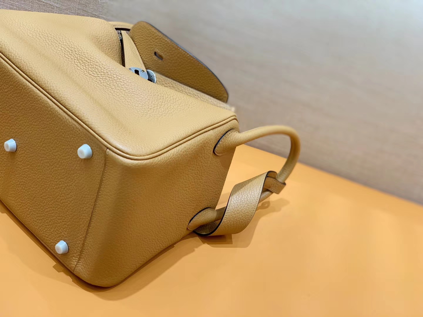 Hermès（爱马仕）Lindy 琳迪包 土黄色 Togo牛皮 进口 原料 蜡线手缝 银扣 30cm