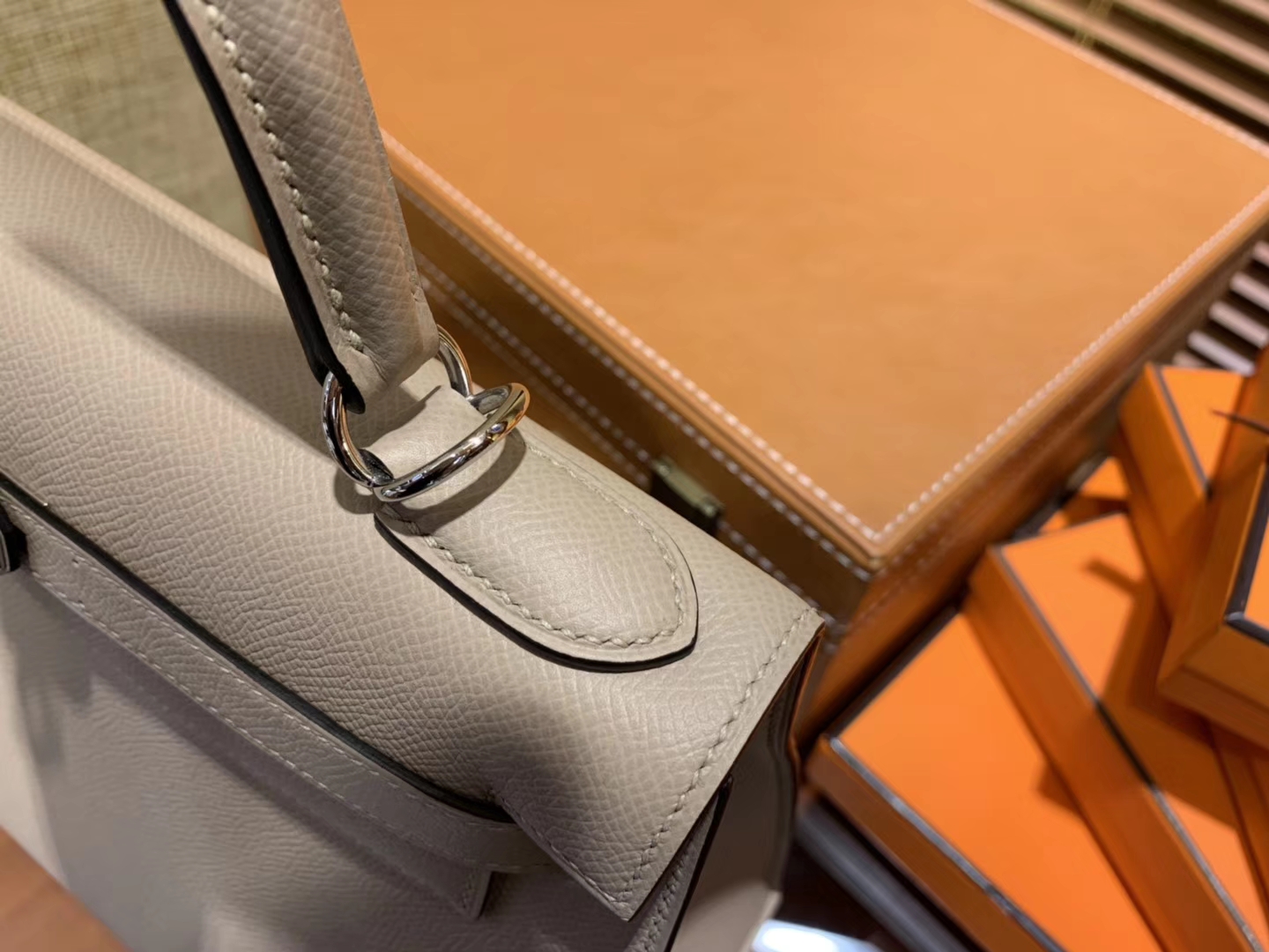 Hermès（爱马仕）Kelly 凯莉包 风衣灰 德国进口 Epsom 掌纹牛皮 全手缝蜡线 银扣 28cm