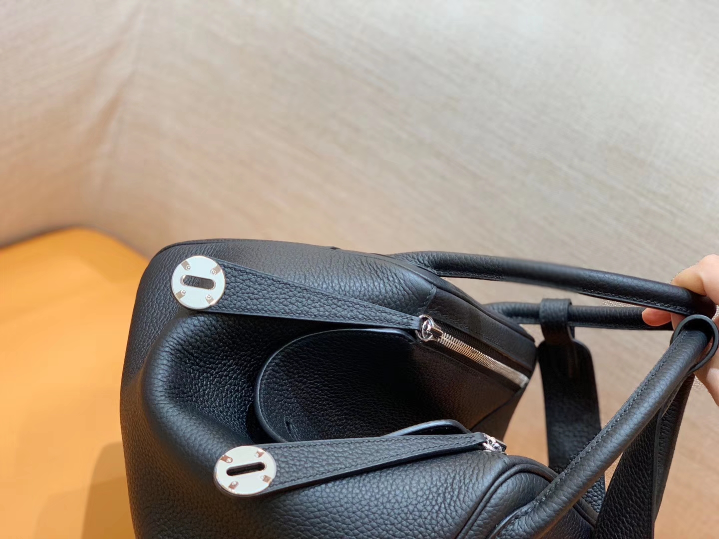 Hermès（爱马仕）Lindy 琳迪包 经典黑 Togo牛皮 进口 原料 蜡线手缝 银扣 30cm