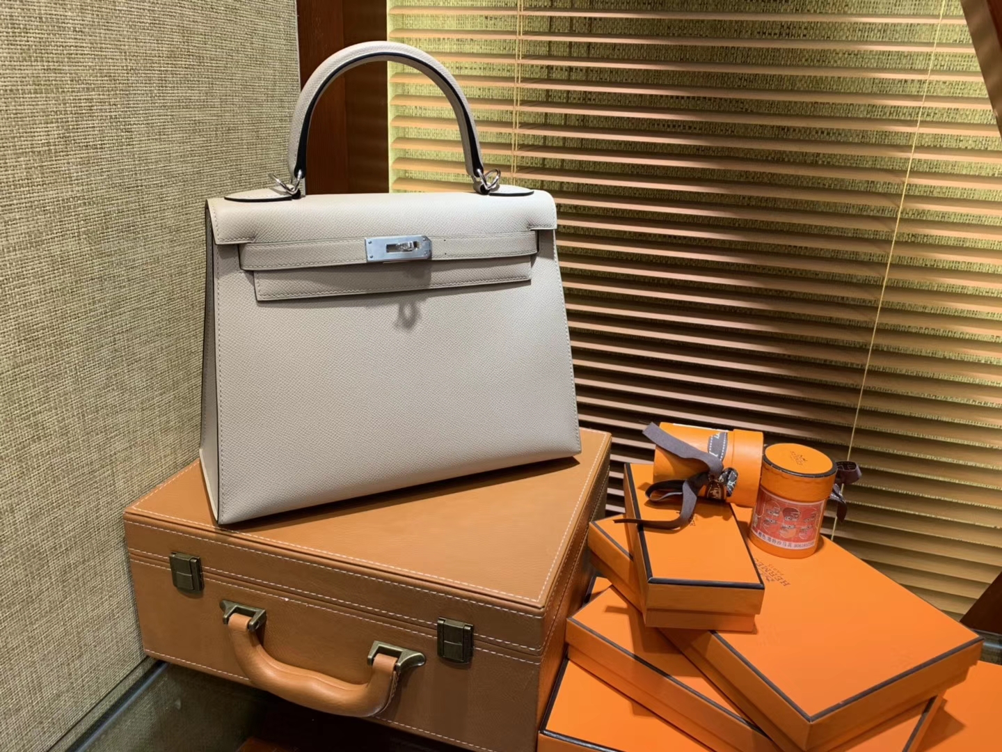 Hermès（爱马仕）Kelly 凯莉包 风衣灰 德国进口 Epsom 掌纹牛皮 全手缝蜡线 银扣 28cm