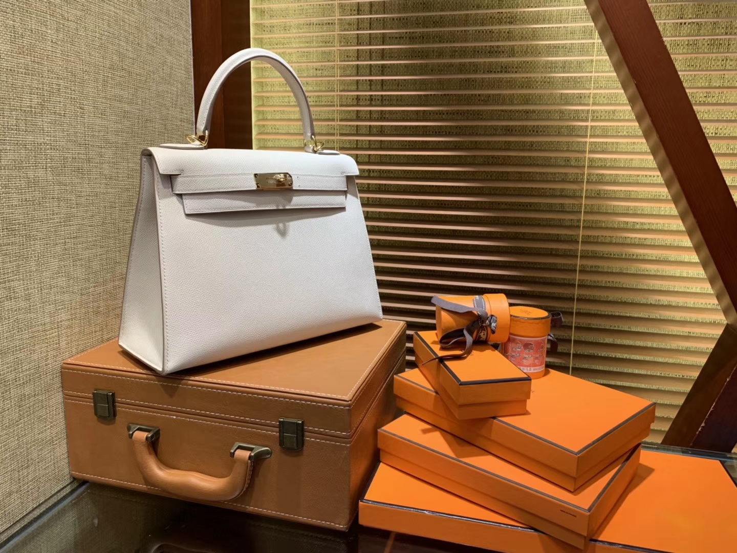 Hermès（爱马仕）Kelly 凯莉包 奶昔白 德国进口 Epsom 掌纹牛皮 全手缝蜡线 金扣 28cm