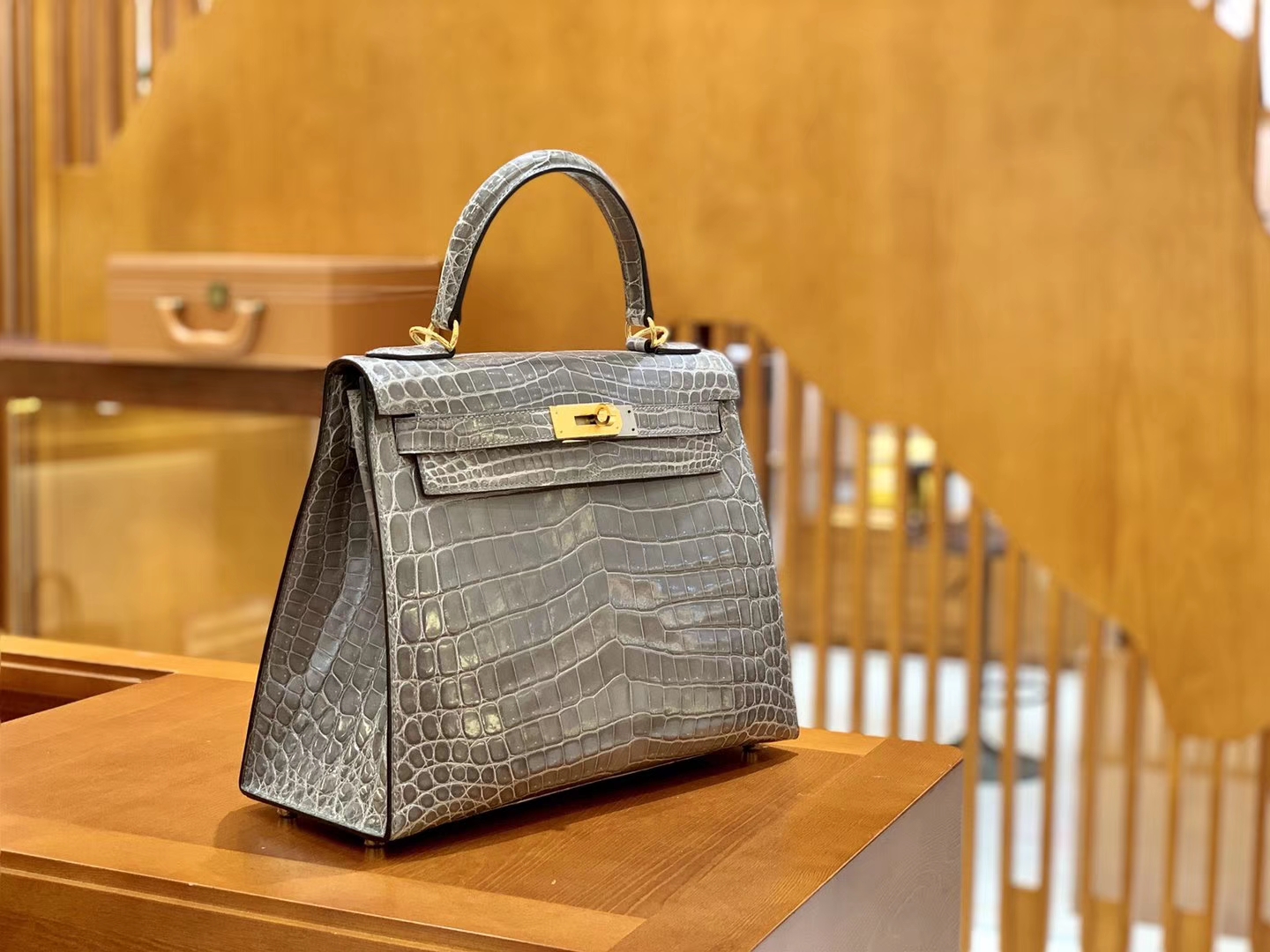 Hermès（爱马仕）Kelly 斑鸠灰 一级皮 尼罗鳄鱼皮 臻品级别 顶级手缝工艺 金扣 28cm
