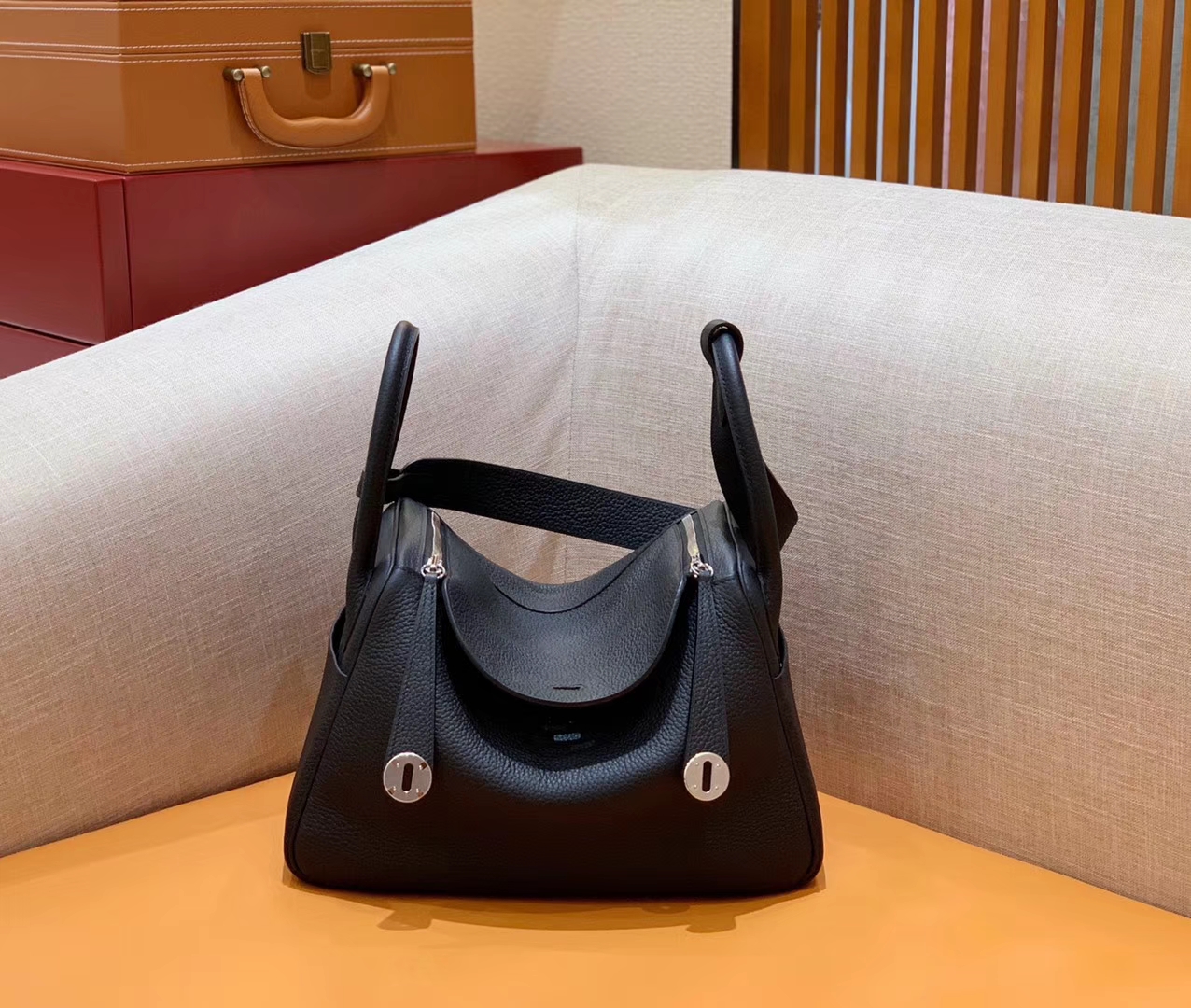 Hermès（爱马仕）Lindy 琳迪包 经典黑 Togo牛皮 进口 原料 蜡线手缝 银扣 30cm