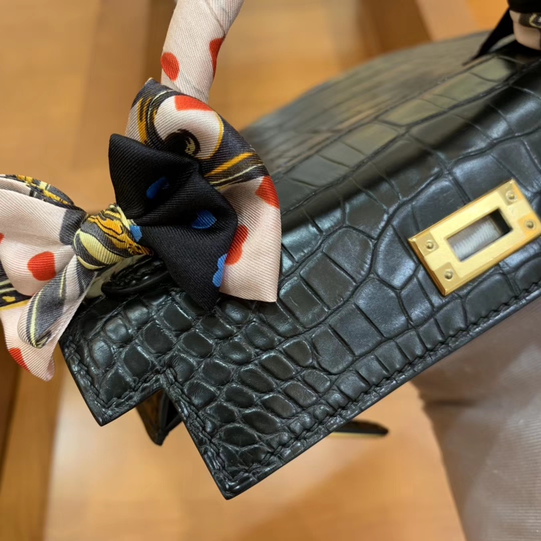 Hermès（爱马仕）mini Kelly 迷你凯莉 经典黑 一级美洲雾面鳄鱼皮 金扣 19cm