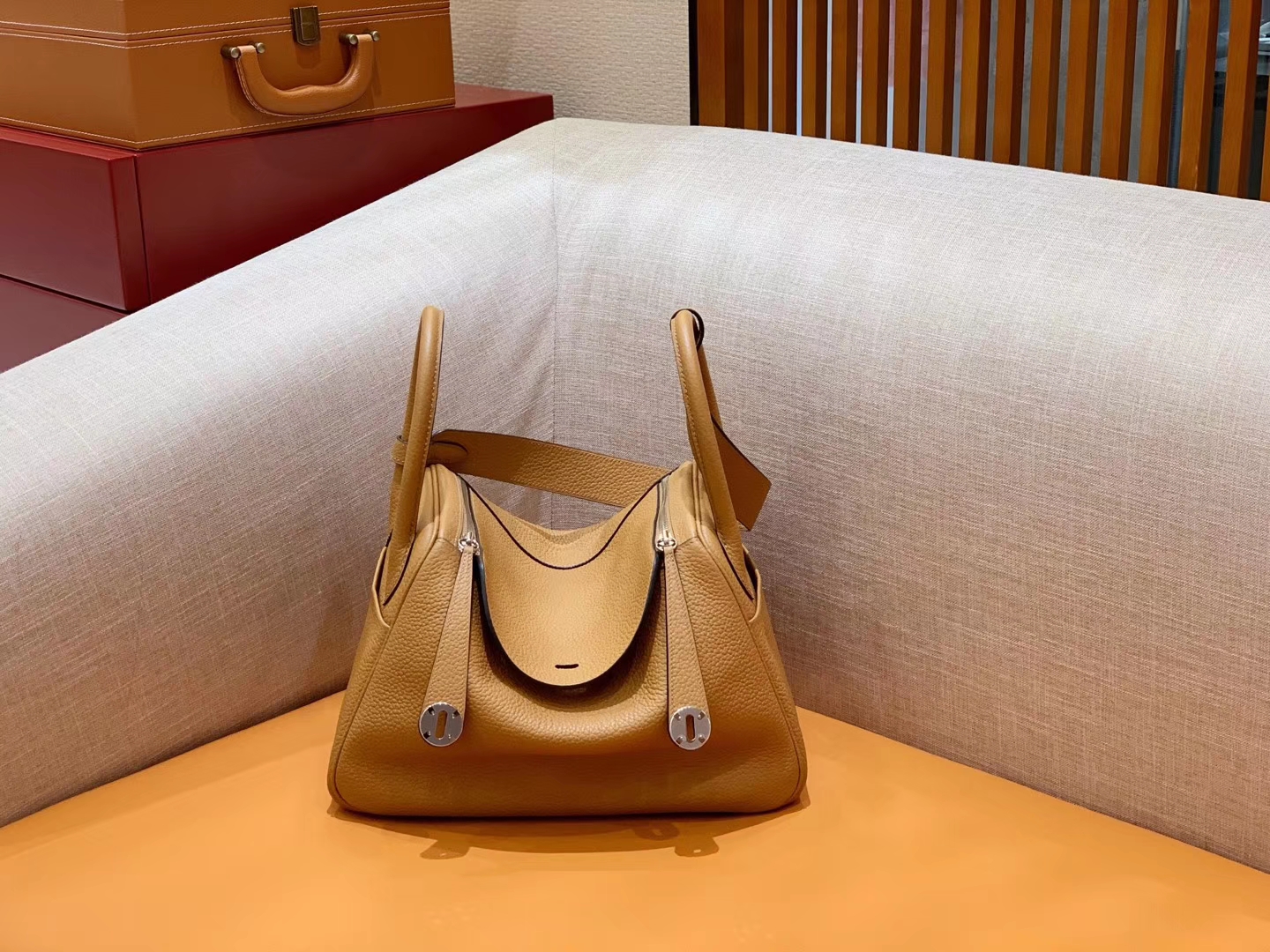 Hermès（爱马仕）Lindy 琳迪包 土黄色 Togo牛皮 进口 原料 蜡线手缝 银扣 30cm