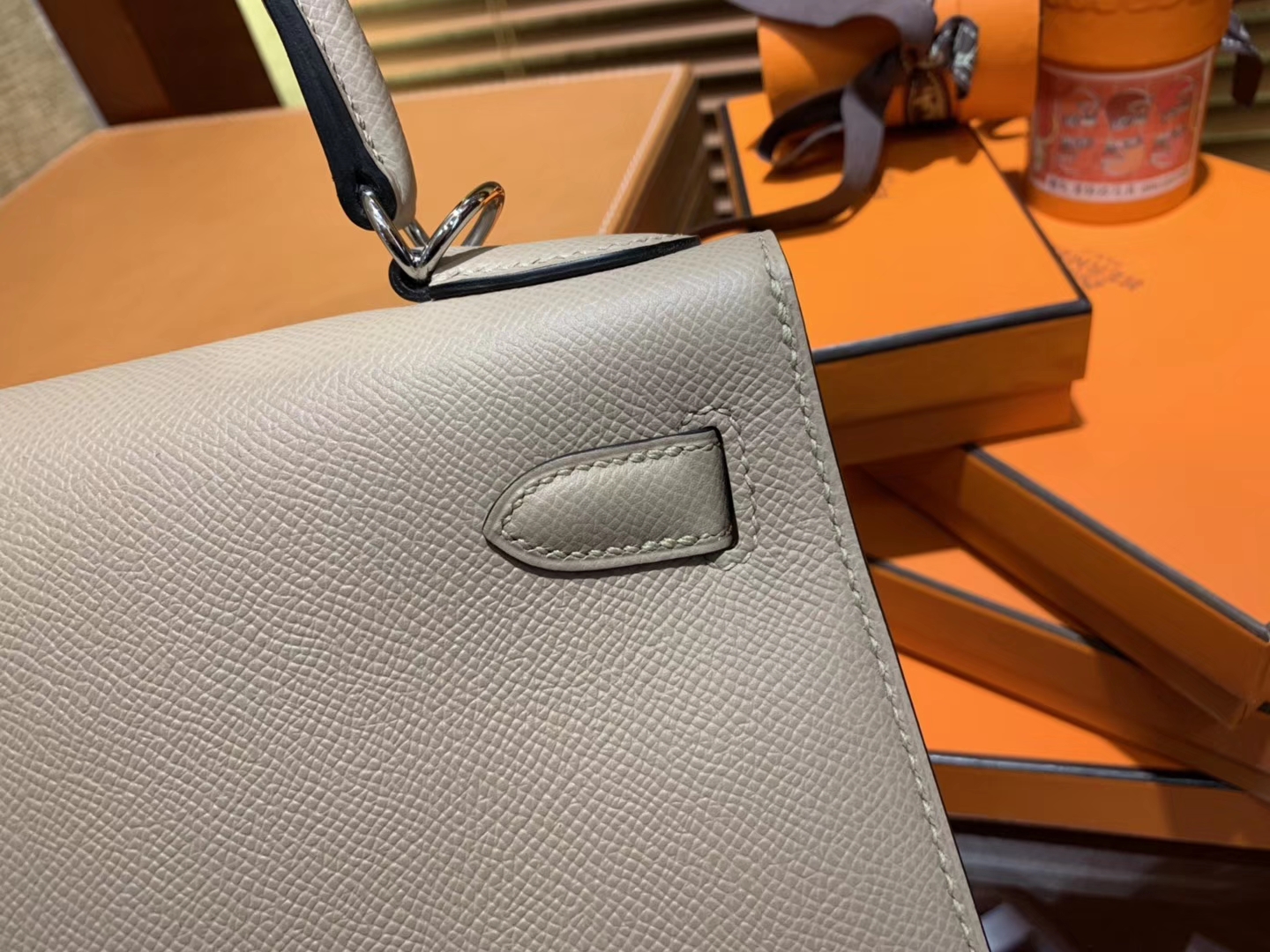Hermès（爱马仕）Kelly 凯莉包 风衣灰 德国进口 Epsom 掌纹牛皮 全手缝蜡线 银扣 28cm