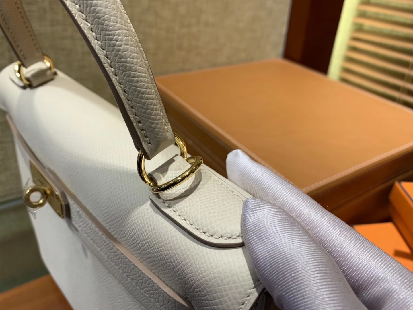Hermès（爱马仕）Kelly 凯莉包 奶昔白 德国进口 Epsom 掌纹牛皮 全手缝蜡线 金扣 28cm