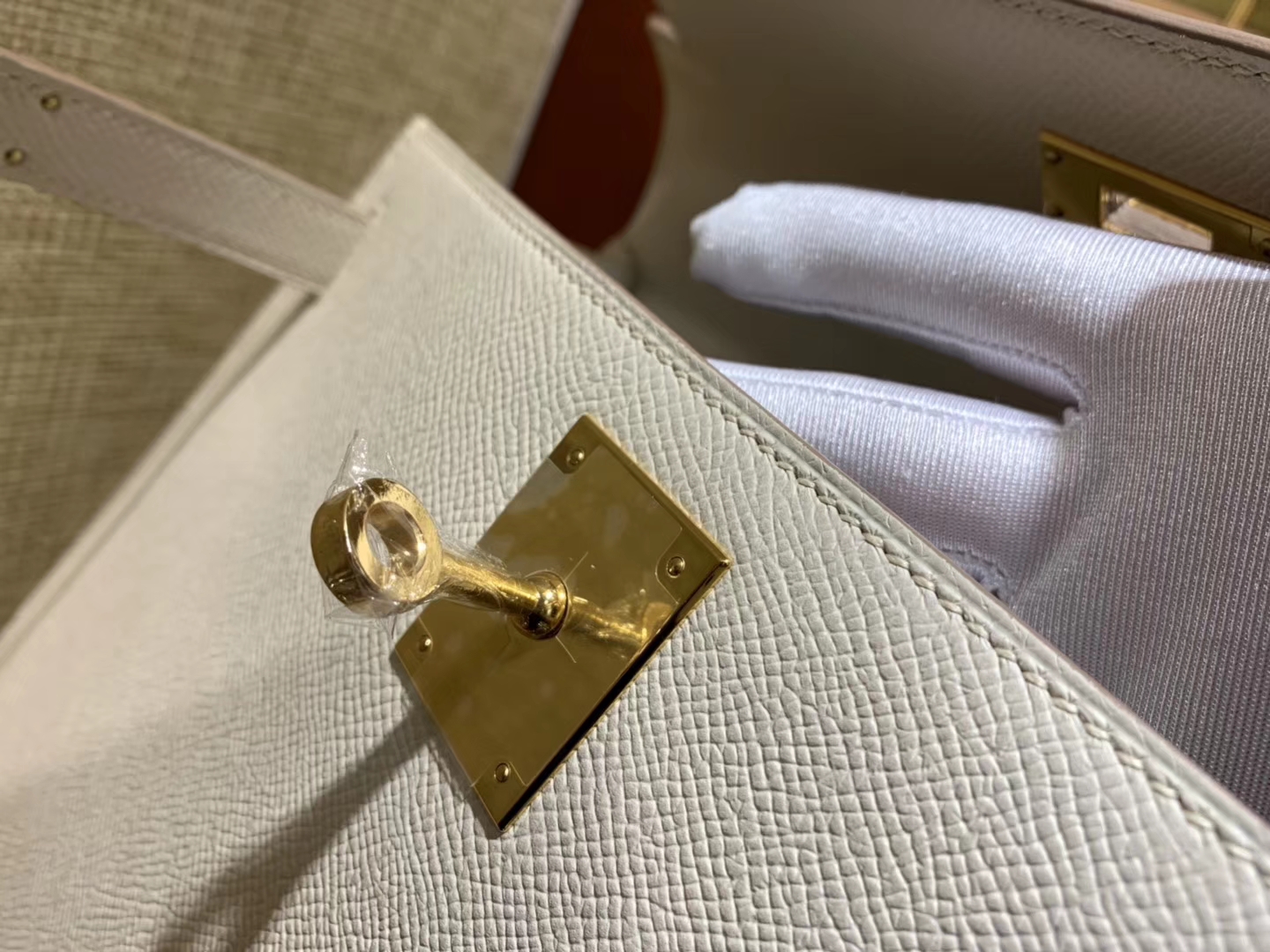 Hermès（爱马仕）Kelly 凯莉包 奶昔白 德国进口 Epsom 掌纹牛皮 全手缝蜡线 金扣 28cm