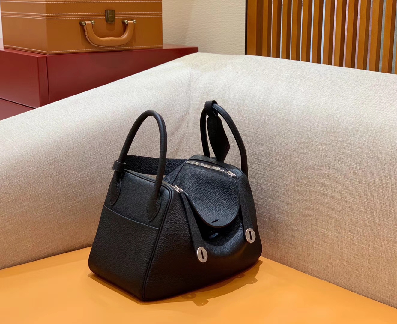 Hermès（爱马仕）Lindy 琳迪包 经典黑 Togo牛皮 进口 原料 蜡线手缝 银扣 30cm