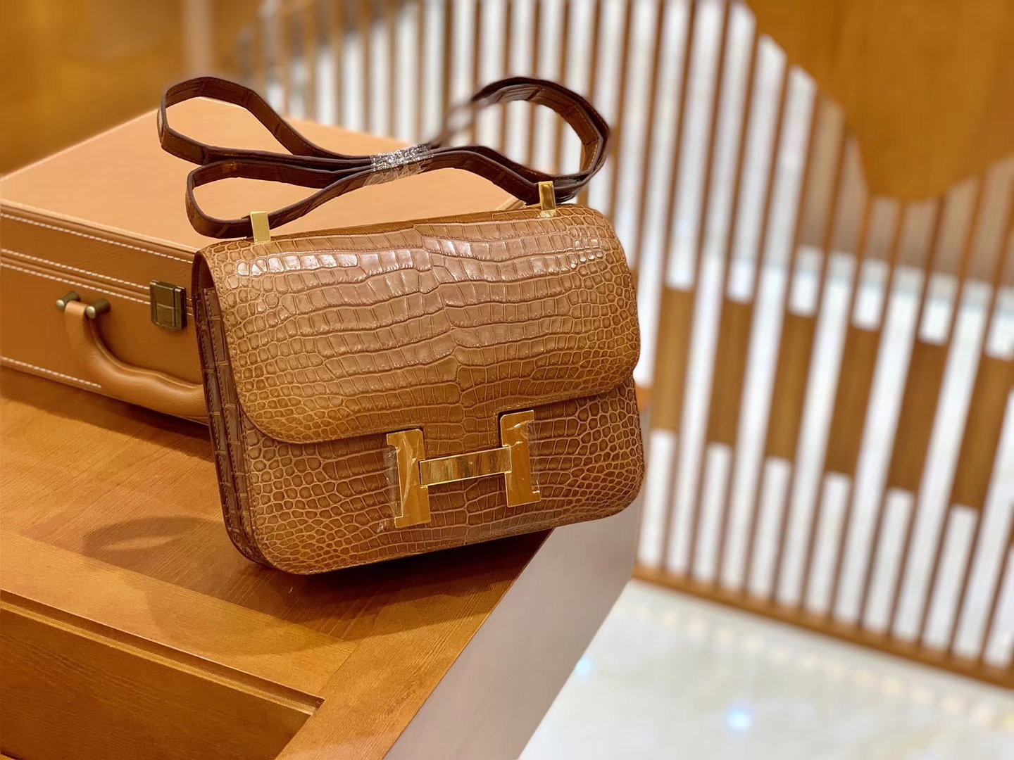 Hermès（爱马仕）Constance 空姐包 湾鳄 倒V 蜜糖棕 顶端级别 臻品级别 金扣 23cm