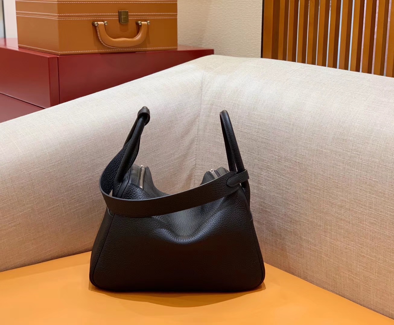 Hermès（爱马仕）Lindy 琳迪包 经典黑 Togo牛皮 进口 原料 蜡线手缝 银扣 30cm
