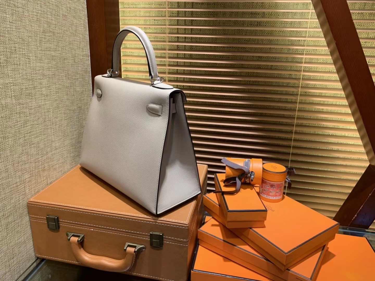 Hermès（爱马仕）Kelly 凯莉包 风衣灰 德国进口 Epsom 掌纹牛皮 全手缝蜡线 银扣 28cm