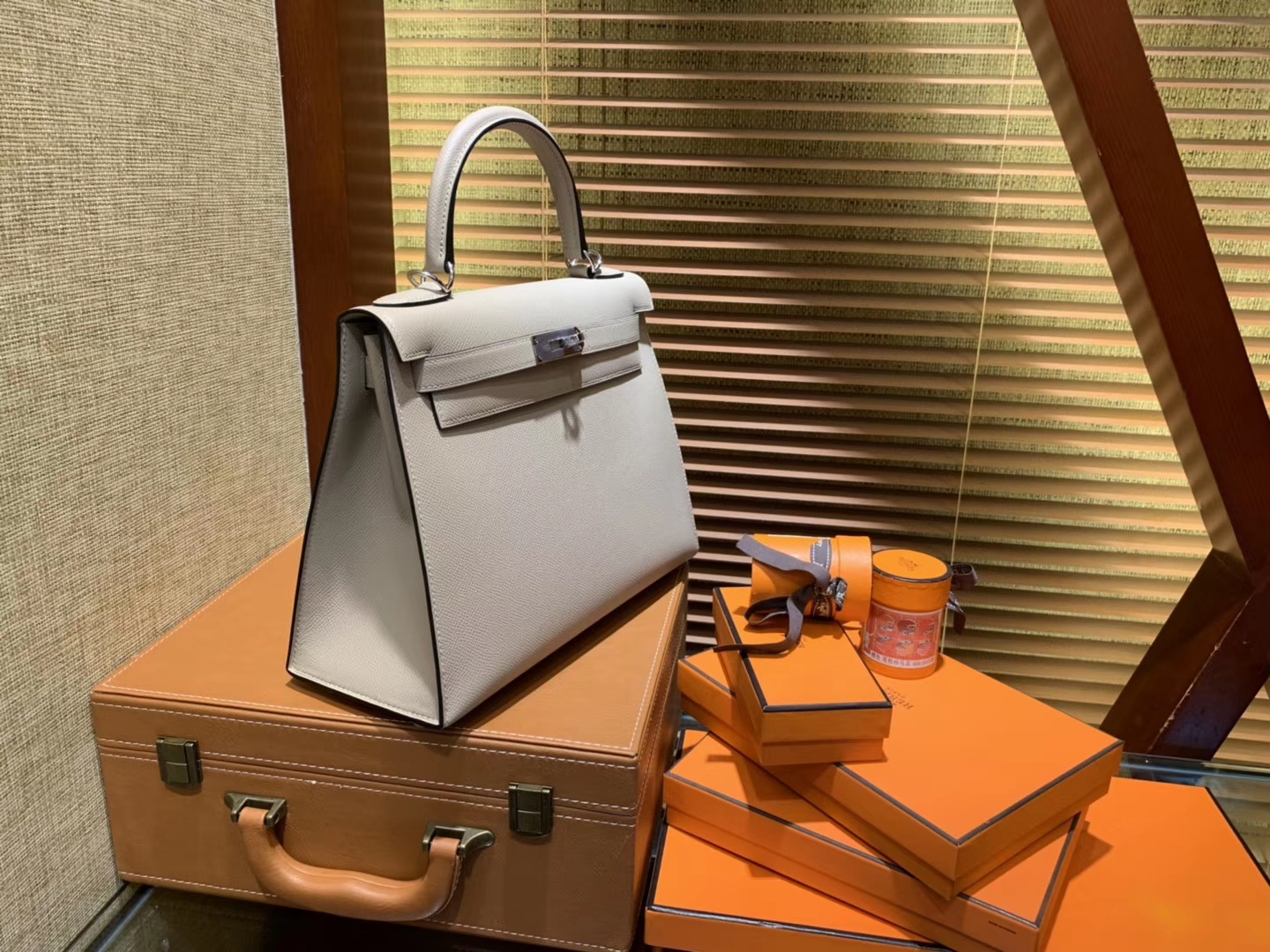 Hermès（爱马仕）Kelly 凯莉包 风衣灰 德国进口 Epsom 掌纹牛皮 全手缝蜡线 银扣 28cm