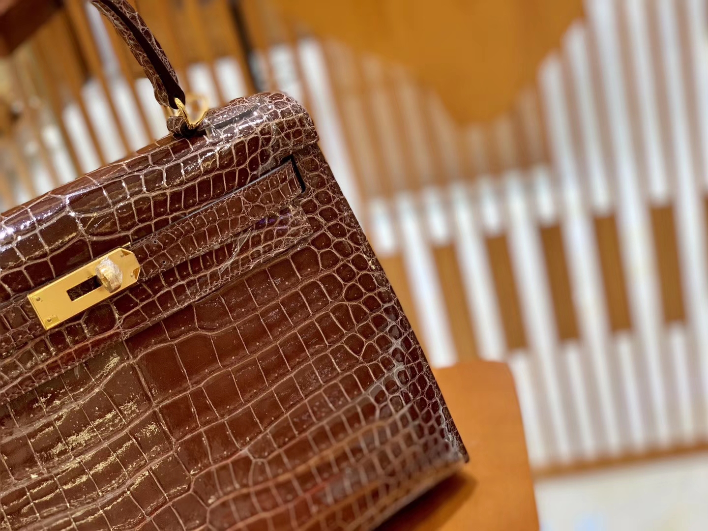 Hermès（爱马仕）Kelly 凯莉包 棕咖色 一级皮 倒V 湾鳄鱼皮 臻品级别 金扣 28cm