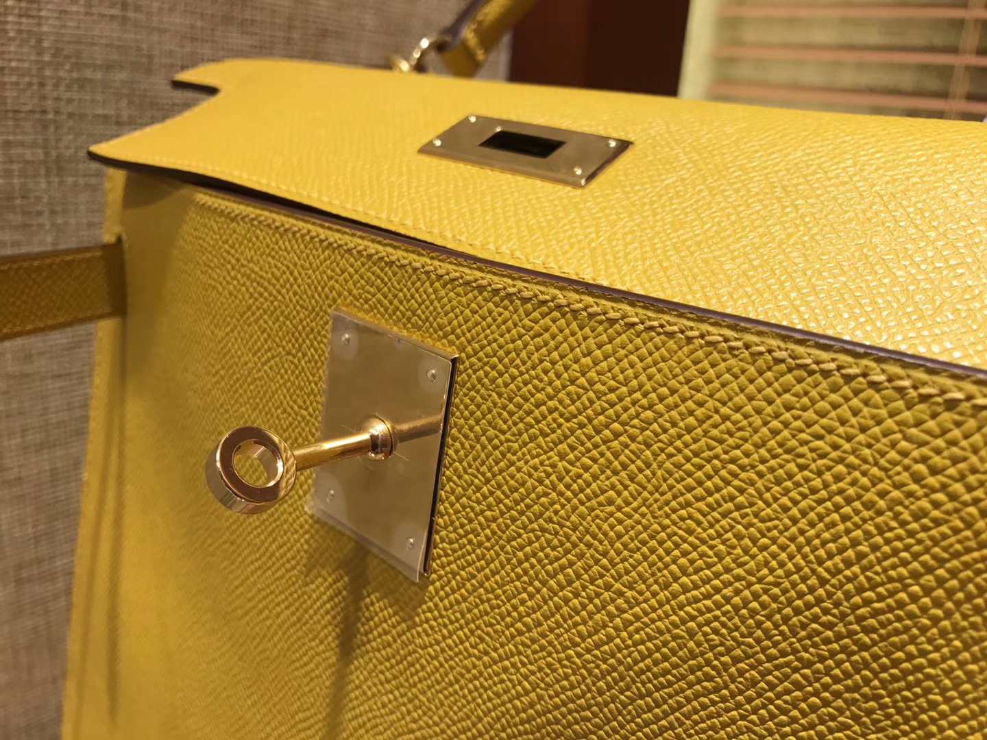 Hermès（爱马仕）Kelly 凯莉包 琥珀黄 德国进口 Epsom 掌纹牛皮 手缝蜡线 金扣 28cm