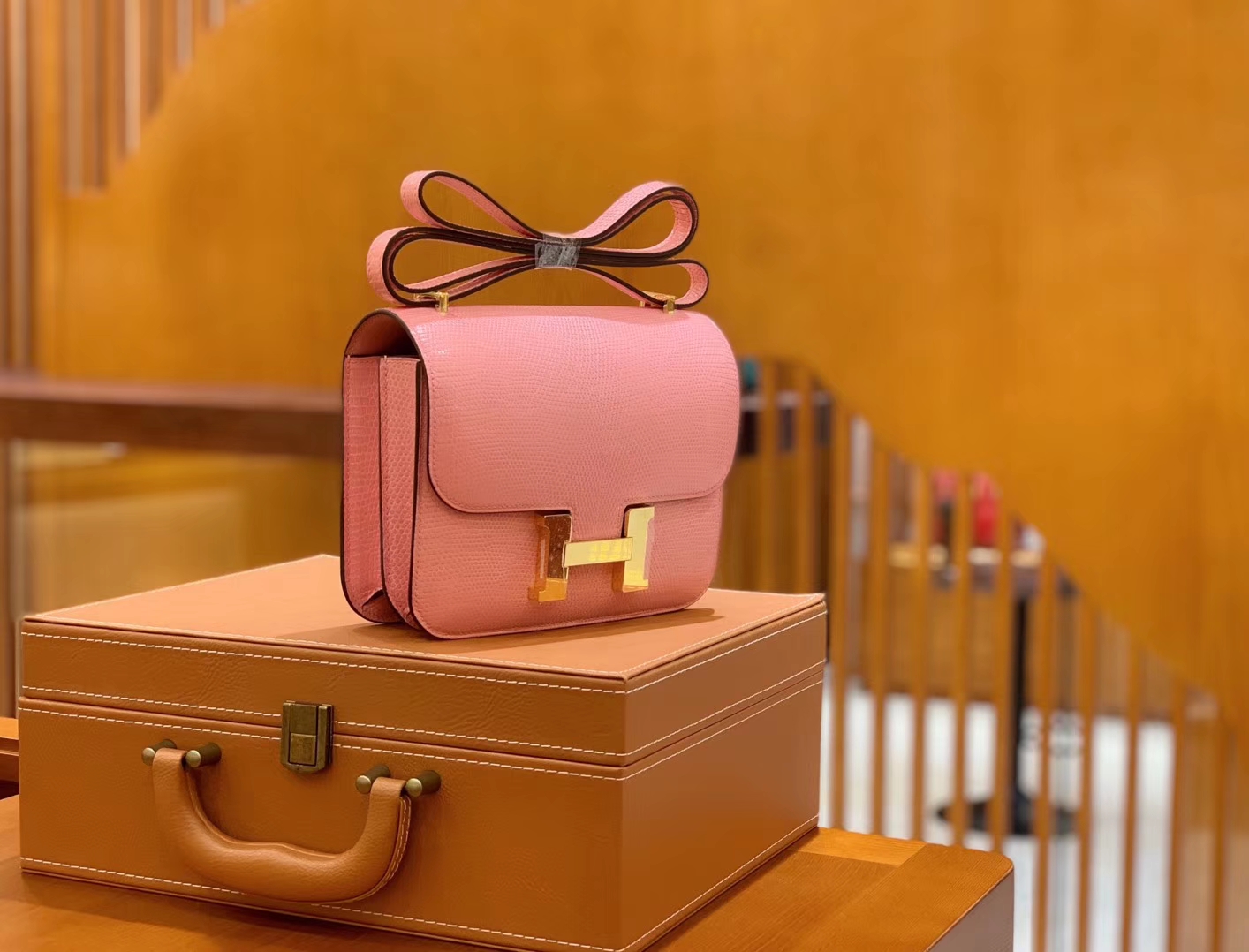 Hermès（爱马仕）Constance 空姐包 樱花粉 野生蜥蜴皮 全手工缝制 18cm 金扣 现货