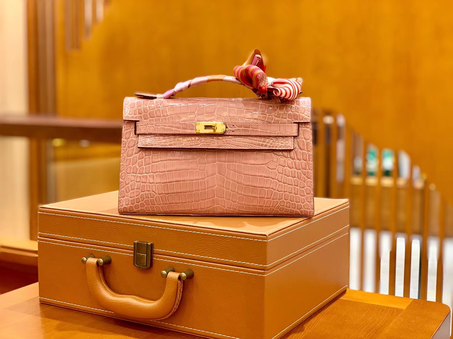 Hermès（爱马仕）Mini Kelly 迷你凯莉 樱花粉 一级尼罗鳄鱼皮 全手工缝制 金扣 22cm