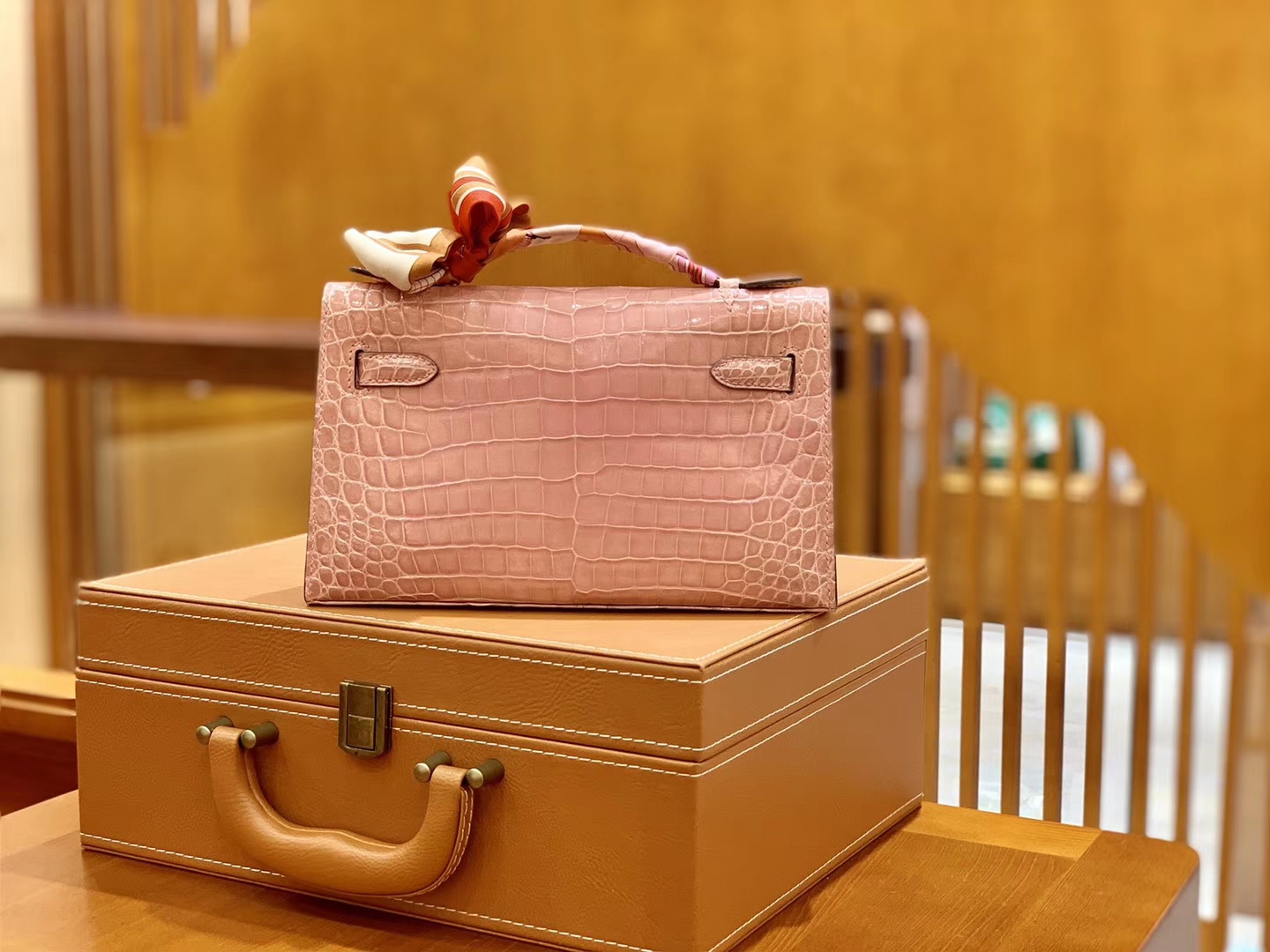 Hermès（爱马仕）Mini Kelly 迷你凯莉 樱花粉 一级尼罗鳄鱼皮 全手工缝制 金扣 22cm