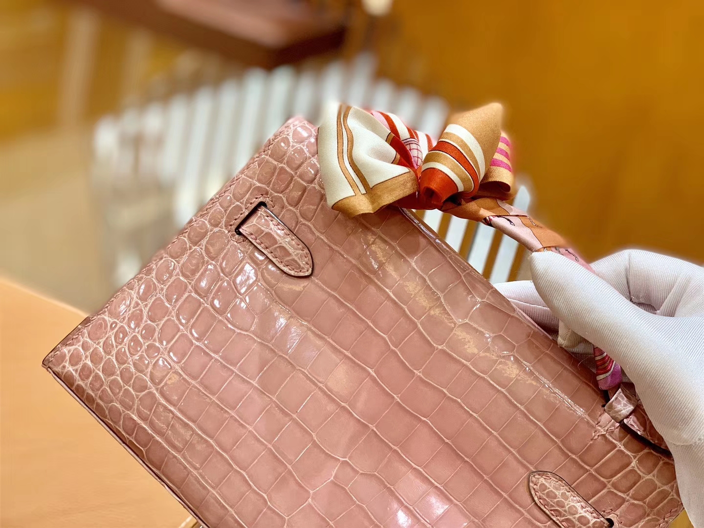 Hermès（爱马仕）Mini Kelly 迷你凯莉 樱花粉 一级尼罗鳄鱼皮 全手工缝制 金扣 22cm