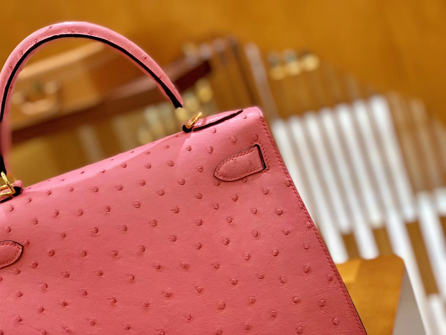 Hermès（爱马仕）Kelly 凯莉包 唇膏粉 鸵鸟皮 全手工缝制 金扣 28cm 现货