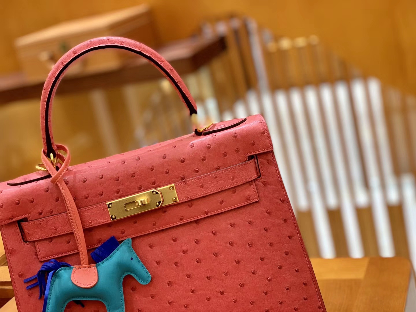 Hermès（爱马仕）Kelly 凯莉包 陶瓷粉 鸵鸟皮 全手工缝制 金扣 28cm 现货