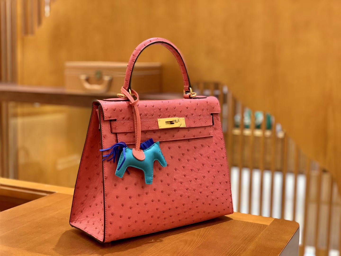 Hermès（爱马仕）Kelly 凯莉包 陶瓷粉 鸵鸟皮 全手工缝制 金扣 28cm 现货