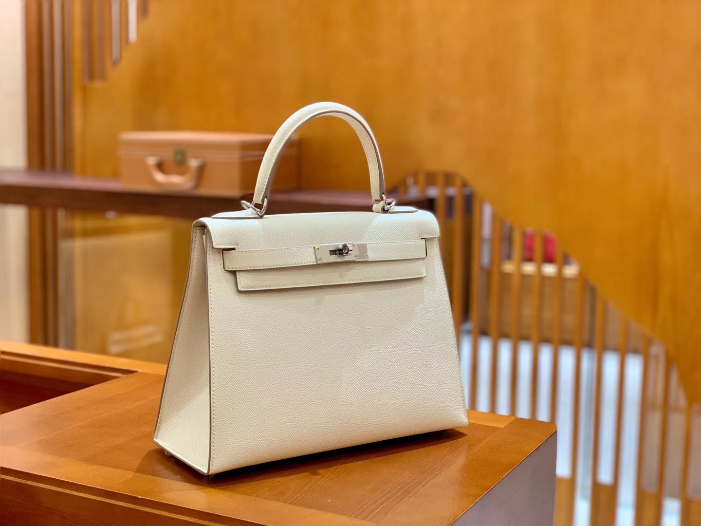 Hermès（爱马仕）Kelly 凯莉包 奶昔白 掌纹牛皮 进口原料 臻品级别 银扣 28cm 现货