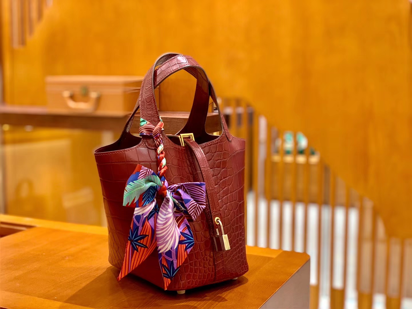 Hermès（爱马仕）Piction 菜篮包 石榴红 一级尼罗鳄鱼皮 雾面 手缝蜡线 金扣 18cm