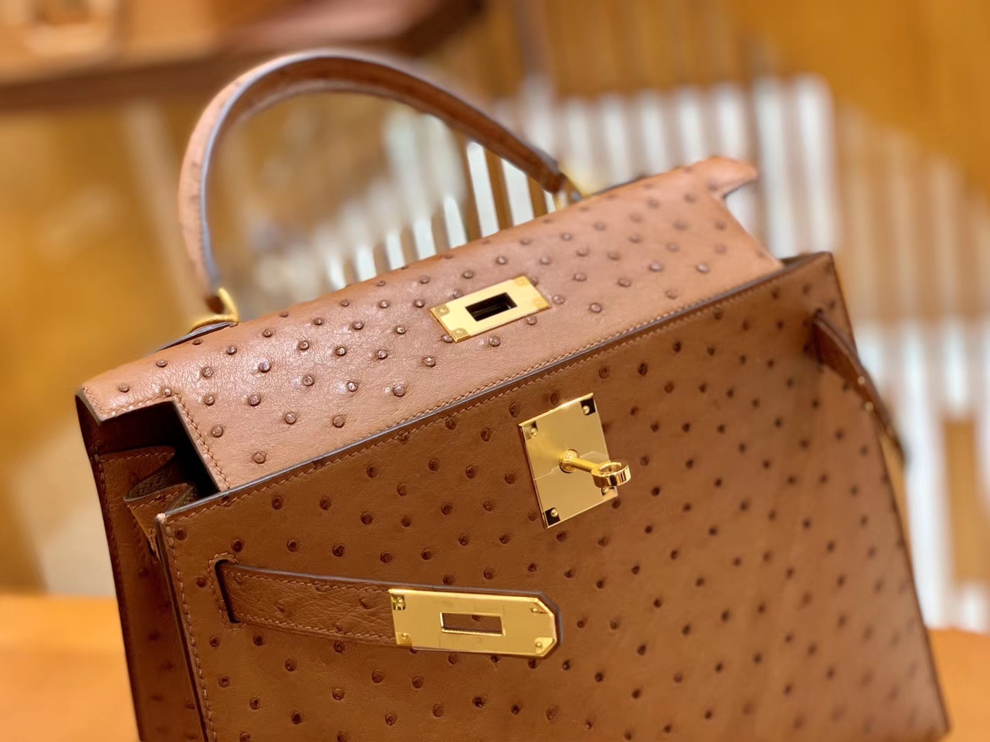 Hermès（爱马仕）Kelly 凯莉包 焦糖棕 鸵鸟皮 全手工缝制 金扣 28cm 现货