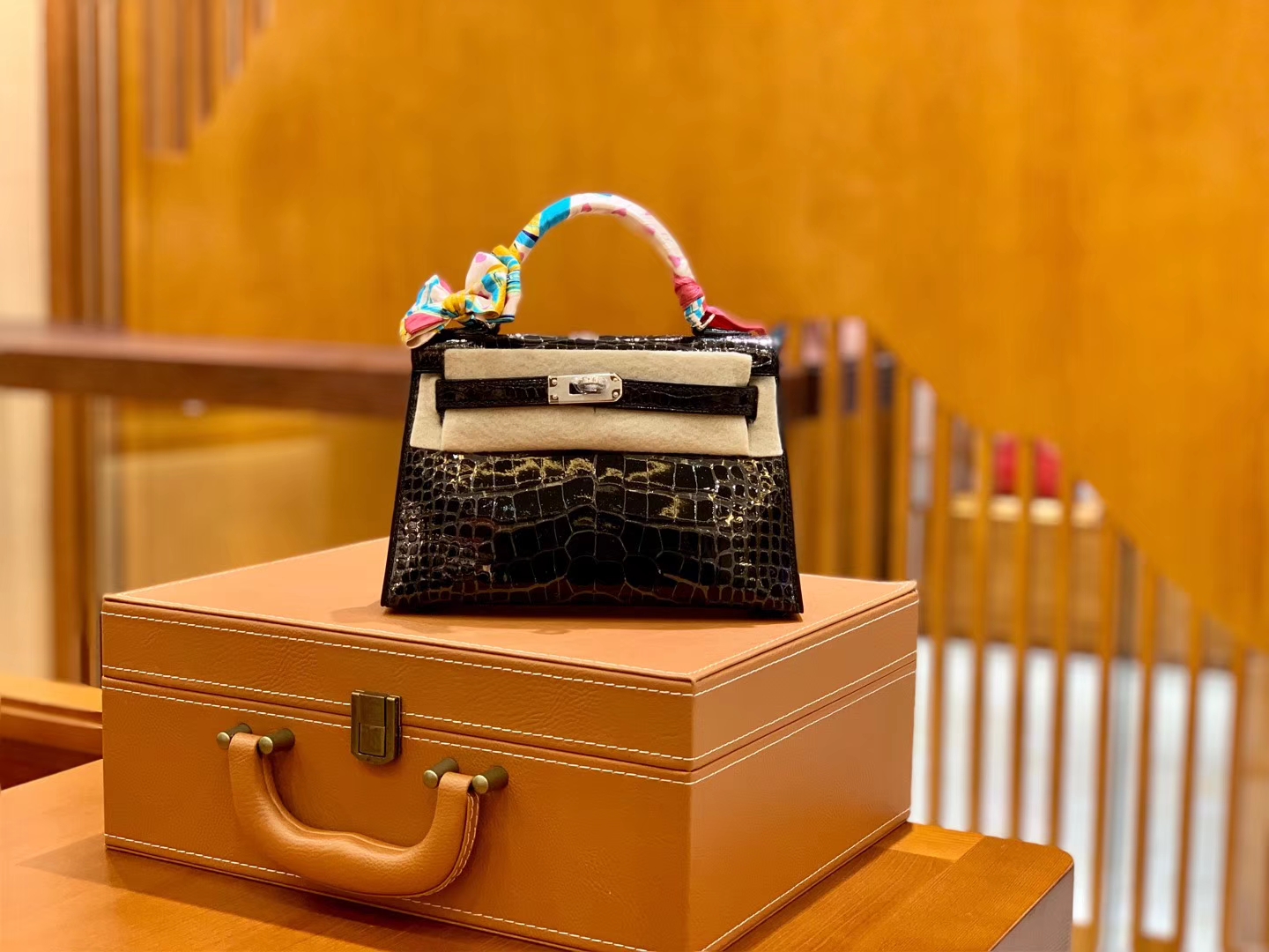 Hermès（爱马仕）MiniKelly 迷你凯莉 经典黑 一级亮面美洲鳄鱼皮 臻品级别 金扣 19cm 2代