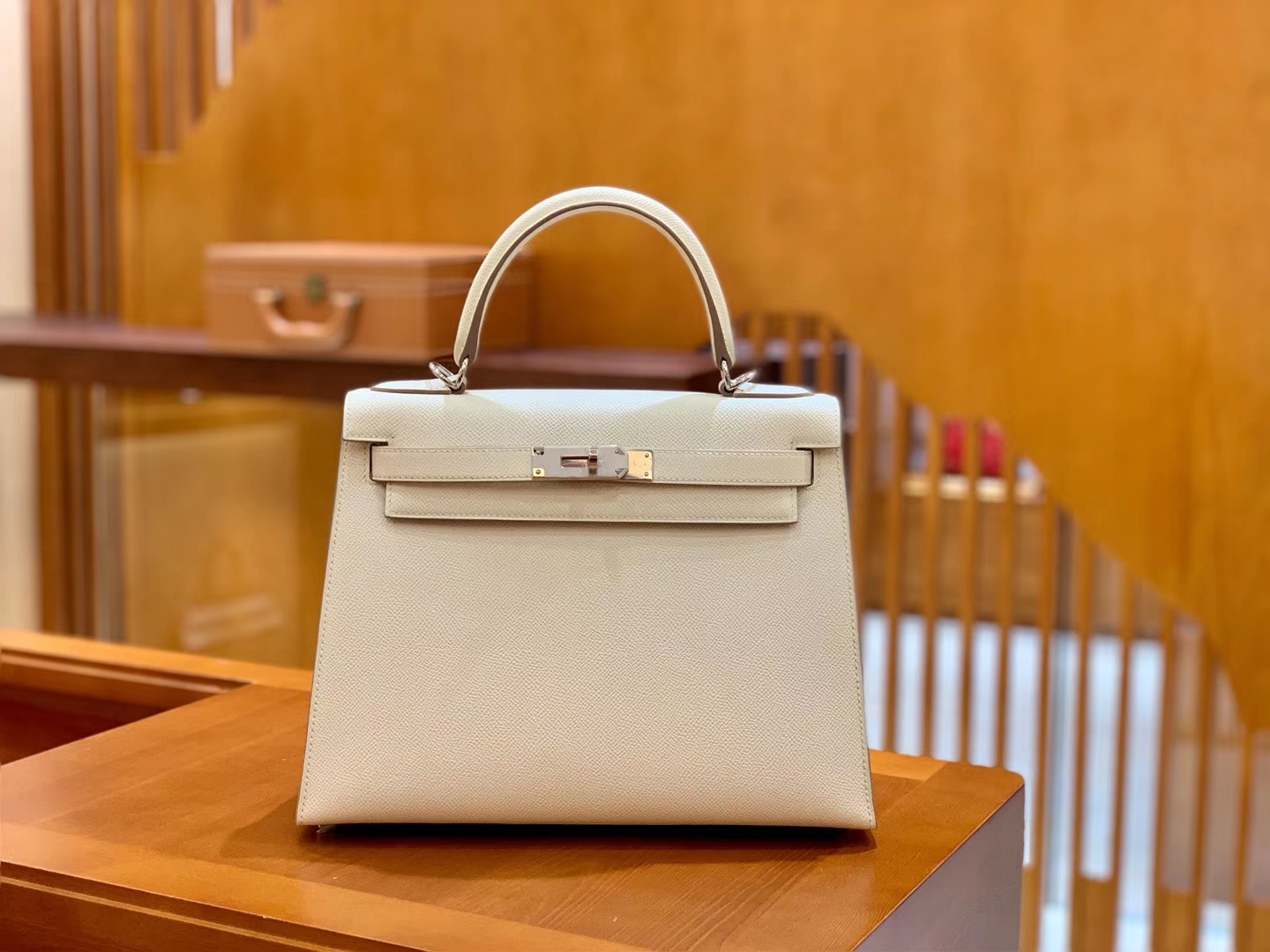 Hermès（爱马仕）Kelly 凯莉包 奶昔白 掌纹牛皮 进口原料 臻品级别 银扣 28cm 现货