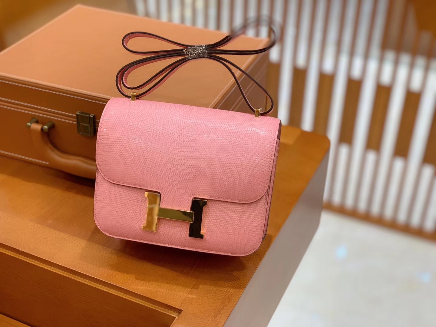 Hermès（爱马仕）Constance 空姐包 樱花粉 野生蜥蜴皮 全手工缝制 18cm 金扣 现货